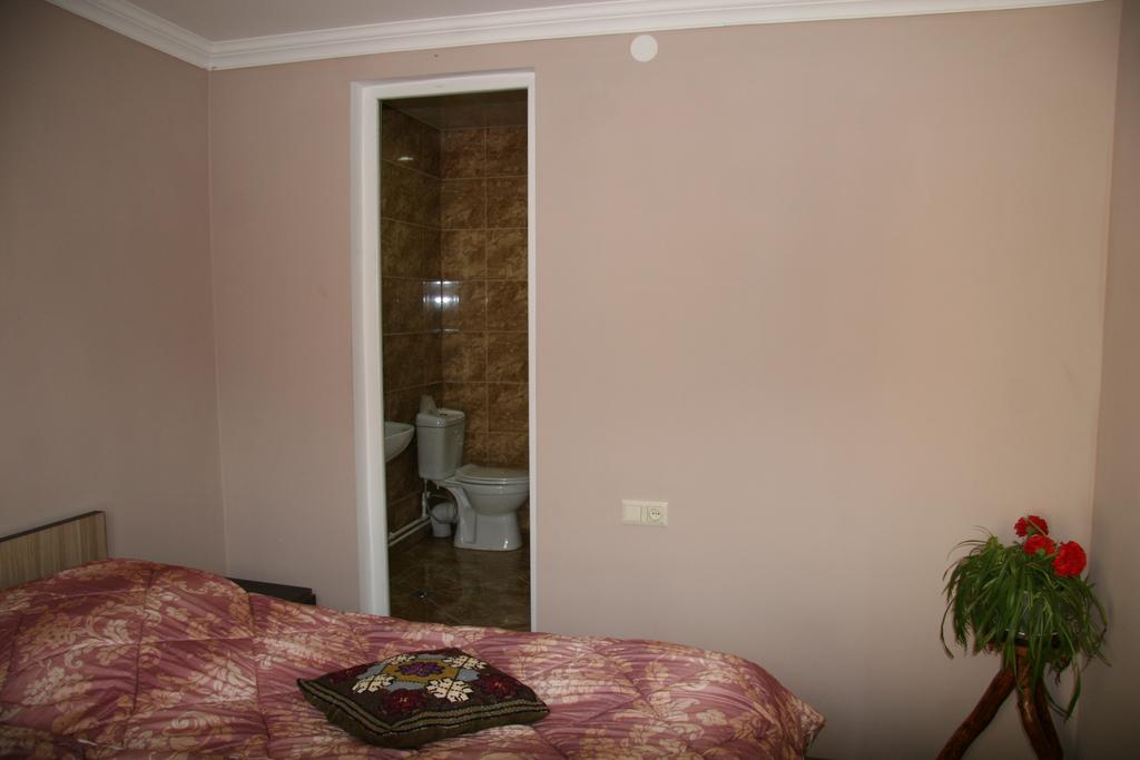 Nino'S Guest House Stepantsminda Room photo
